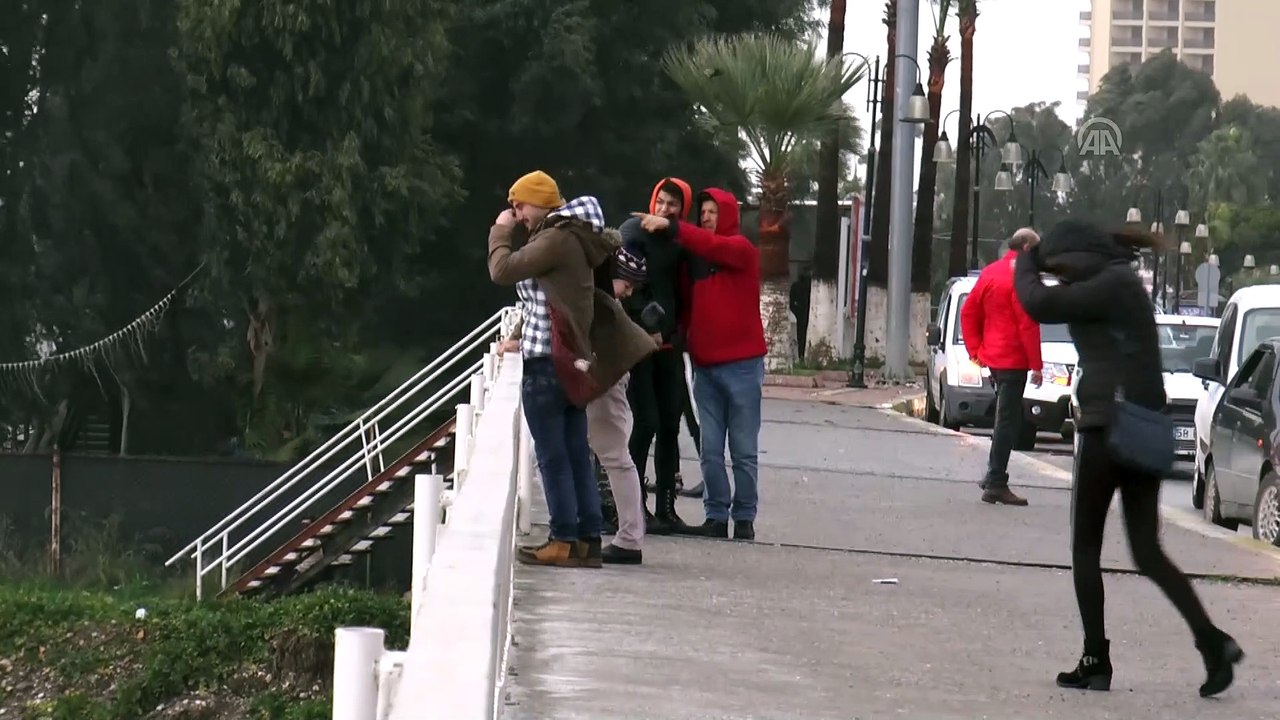 Kargo gemisi karaya oturdu - MERSİN