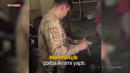 Kar nedeniyle yolda kalanlara Mehmetçik'ten sıcak çorba