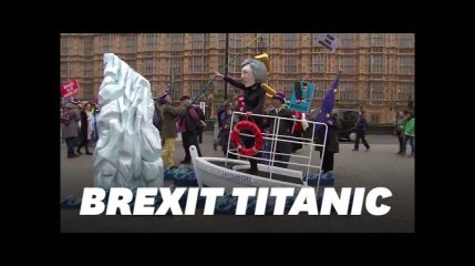 Brexit: des manifestants parodient le débat façon "Titanic" devant le Parlement