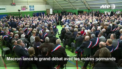 Macron ouvre le grand débat avec les maires normands