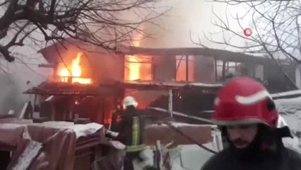 Karamürsel'de Ahşap Bina Alev Alev Yandı