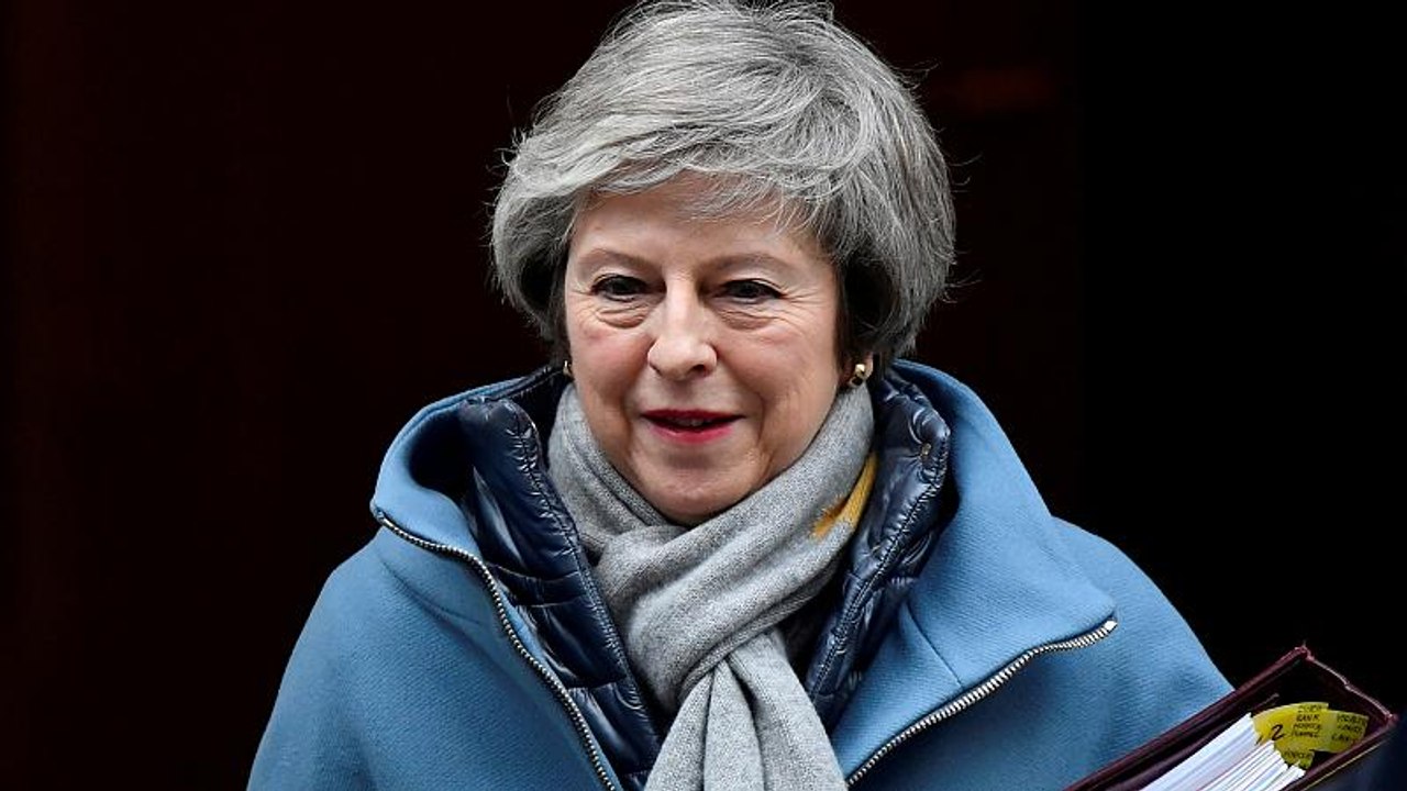 Brexit: Στα «σχοινιά» η Μέι - Πρόταση μομφής ετ...