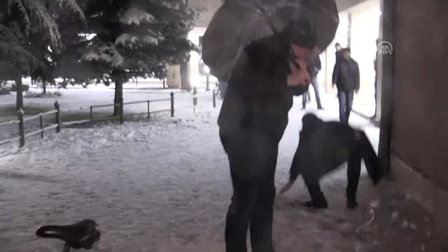 Rektör Öğrencilerle Kar Topu Oynadı - Eskişehir