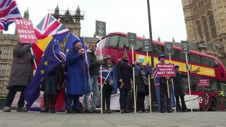'Brexit': britânicos protestam diante do Parlamento