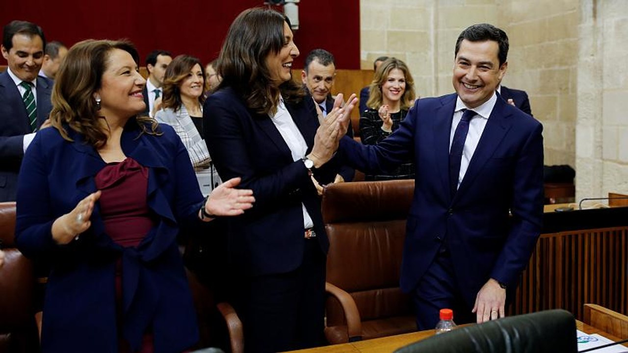 Juan Manuel Moreno defiende ante la Junta de Andalucía el pacto entre el PP y Vox