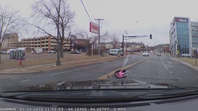 Ребенок выпал из салона автомобиля