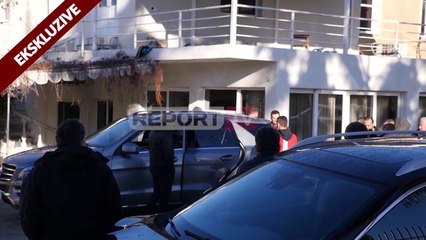 Report TV - Klement Balili përshëndetet me familjarët dhe niset për t’u dorëzuar në polici