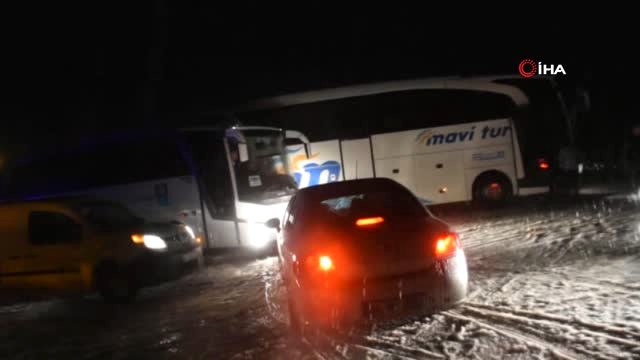 Tosya D-100 Karayolu Yoğun Kar Yağışı Nedeniyle Trafiğe Kapatıldı