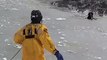 Un homme sauve un chien coincé dans un lac gelé.