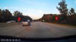 Un automobiliste se prend un pneu sur le capot en pleine autoroute... Grosse frayeur
