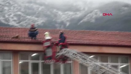 Manisa Okul Çatısına Çıkan Hizmetliyi, İşitme Engelli Arkadaşı İkna Etti