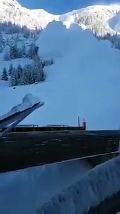 AVALANCHA SEPULTA TODO A SU PASO