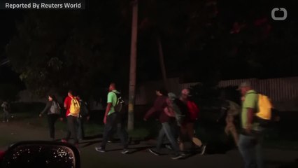 Скачать видео: Honduran Migrant Caravan Swells En Route To U.S. Border