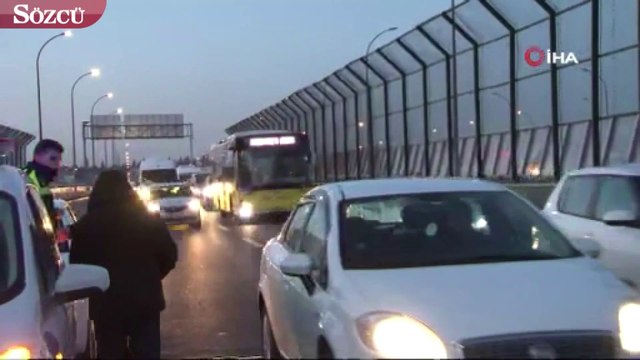 Haliç Köprüsünde motosiklet ile servis minibüsü çarpıştı