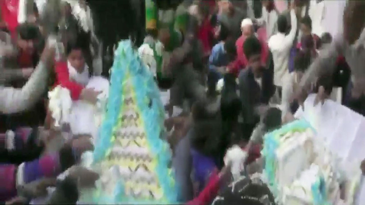 Mayawati के Birthday पर ऐसे लुटा Cake, Video देखने के बाद हंसी रोक नहीं पाएंगे | वनइंडिया हिंदी