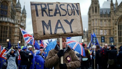 Επιμένει η Μέι παρά την συντριπτική ήττα και την πρόταση δυσπιστίας