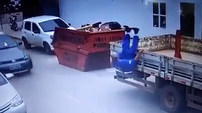 Cet ouvrier évite de justesse de tomber du camion... un acrobate !