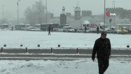 Kayseri'de Belediye İşçisi Ata'yı Kar Altında Bırakmadı