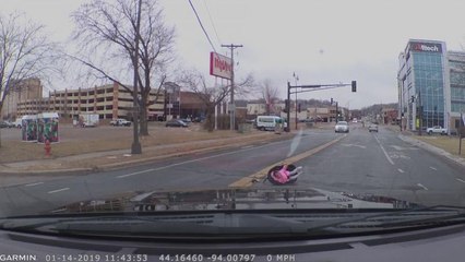 شاهد: العثور على رضيعة وسط طريق تعج بحركة السيارات إثر سقوطها من عربة