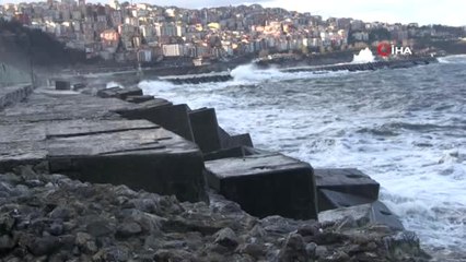 Zonguldak'ta Dev Dalgalar 7 Metrelik İstinat Duvarını Aştı