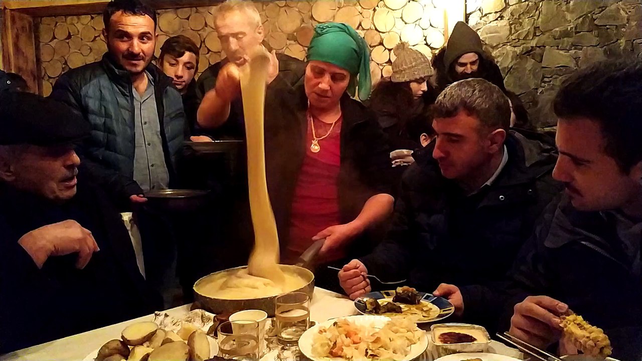 Τυροκλωστή στο καφενείο του Φαχρεντίν