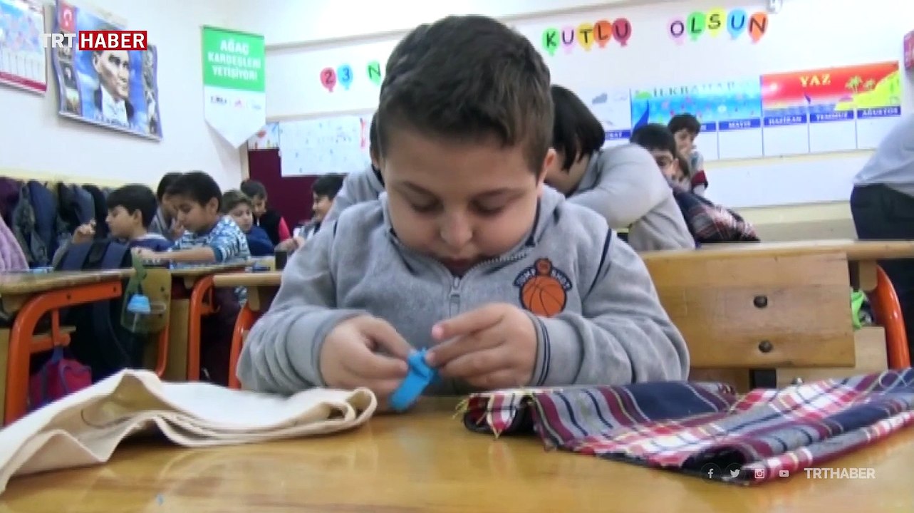 Minik terziler kendi söküklerini dikmeyi öğreniyor