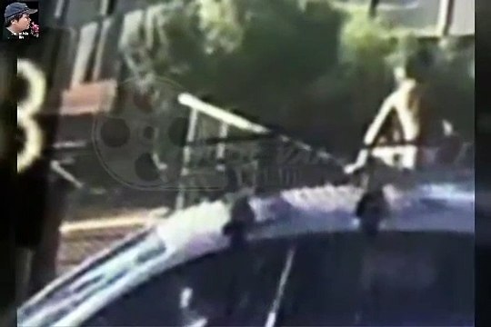 Cette maman conduit en oubliant son petit fils sur le toit de sa voiture