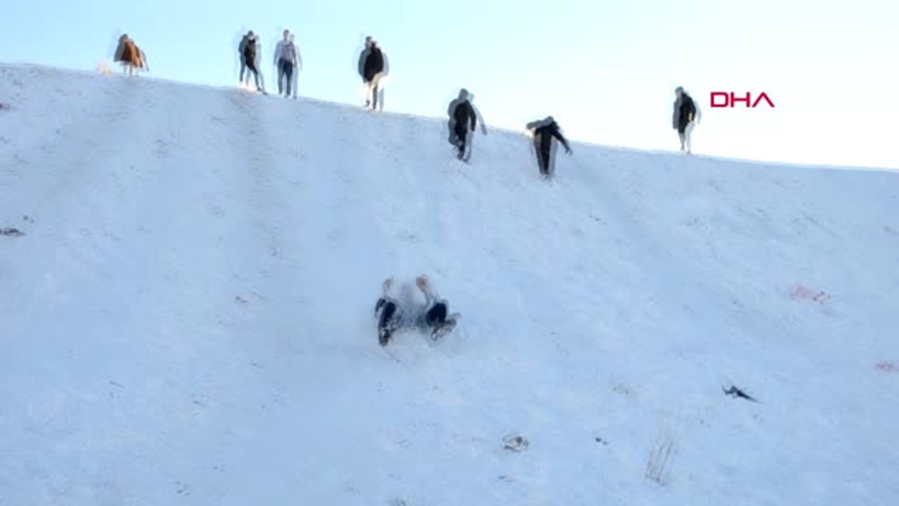 Aksaray Öğrencilerin Karda Kayak Keyfi