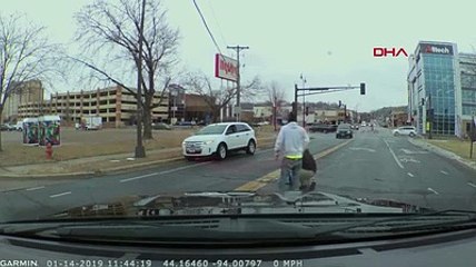 Araç koltuğuyla yola düşen çocuğu annesi fark etmedi