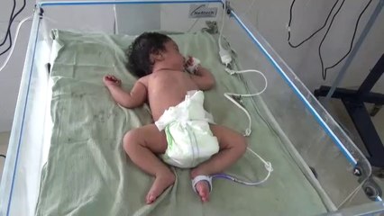 பிறந்து ஒரு மாதமே ஆன சிசுவை கடும் குளிரில் வீசி சென்ற குரூரர்கள்-வீடியோ