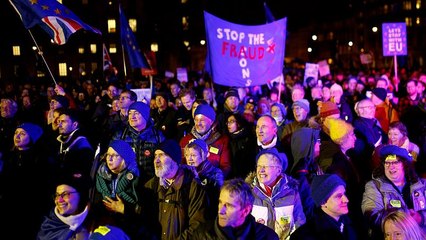 Brexit: Πανηγυρισμοί έξω από το κοινοβούλιο