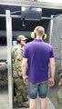 Regardez ce qui s'est passé quand ce jeune homme essaye l'AK-47 Kalachnikov