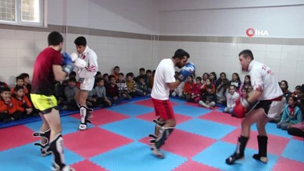 Jandarmanın Köpekleri Öğrencilerin İlgi Odağı Oldu