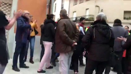 Agents de paisà de la policia espanyola detenen el batlle de Verges