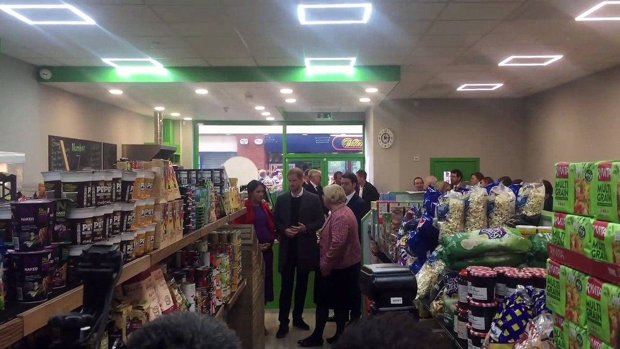 Schwangere Meghan - Begegnung der Babybäuche im Supermarkt