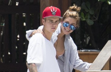 Justin e Hailey Bieber enviam cartões de lembrete de casamento