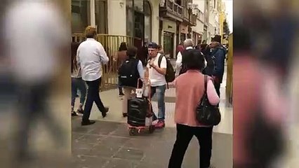 Ritmo en las venas: la sorprendente voz de artista callejero