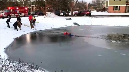 Video | İtfaiye ekibi donan gölete düşen çocuğu son anda kurtardı