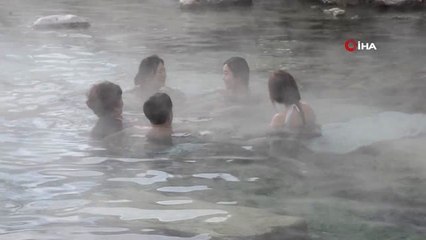 Pamukkale'de Yabancı Turistlerin Kar Altında Antik Havuz Keyfi