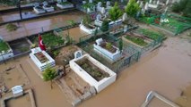 Şiddetli yağış nedeniyle sular altında kalan mezarlıklar havadan görüntülendi