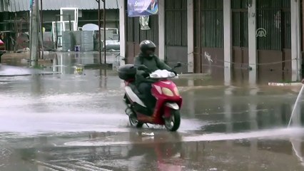 Mersin'deki yağış ve fırtına ilçeleri de etkiledi