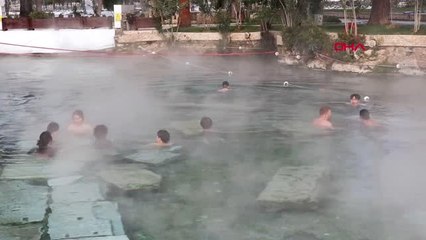 Denizli Antik Havuz'da Eksi 2 Derecede Yüzme Keyfi