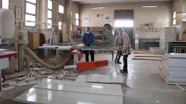 Hem Okuyor Hem de Aile Bütçesine Katkı Sağlıyorlar