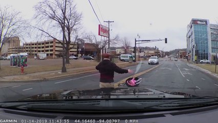 Un automobiliste perd son bébé dans son siège auto dans un virage et continue sa route comme si de rien n'était
