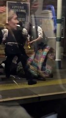 Quand la police tase un homme qui les menaçait avec une machette dans le métro de Londres !