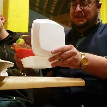 Il vient d'inventer la Margarita à emporter... Tellement drole