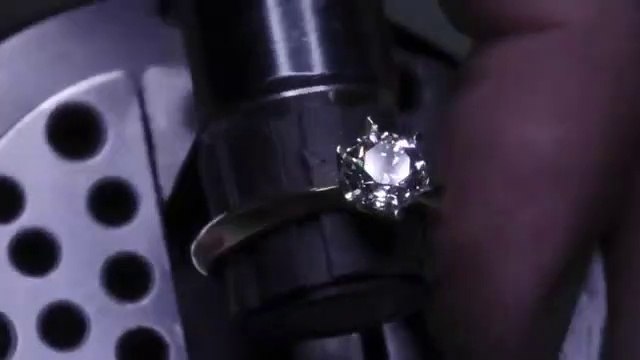 Il transforme un écrou en une magnifique bague