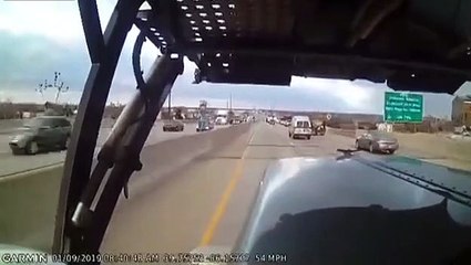 Un routier se fait couper la route et ne peut rien faire pour éviter le drame
