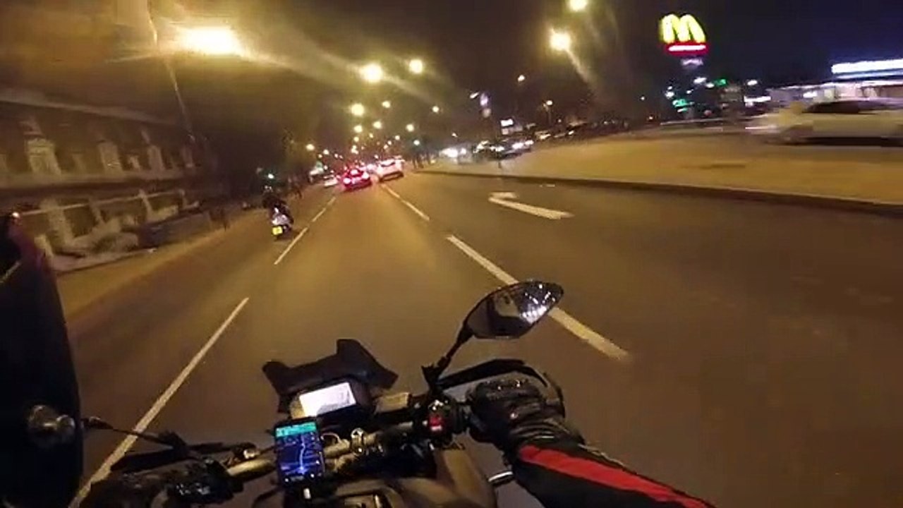 Un conducteur inconscient se jette littéralement dans les bras de la police