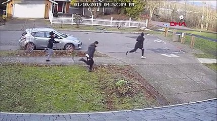 Öfkeli şoför aracını gençlerin üzerine sürdü